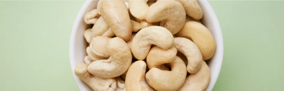 Cashew Nutrition Facts 100g: cashew in bowl